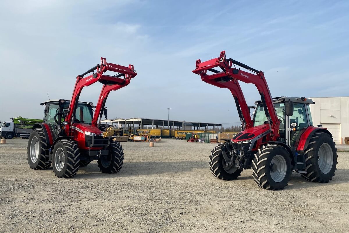 Da sinistra, trattori Massey Ferguson MF 5711M Dyna-4 e MF 5S.145 Dyna-6 entrambi con caricatore frontale di serie